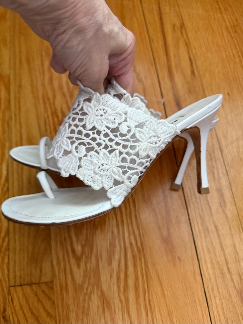 Manolo Blahnik White Lace Eyelet Toe-Loop Slide Sandals - Picture 2 of 6